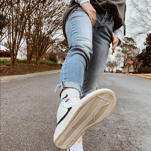 Meet your Posher, Carlyle